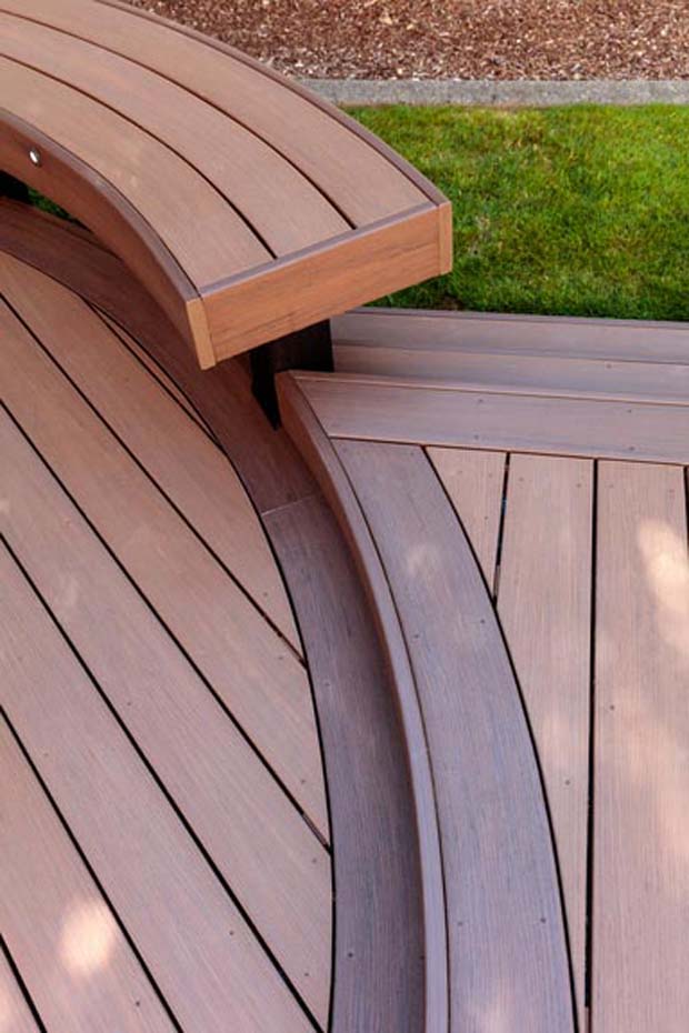deck with curved panels and bench